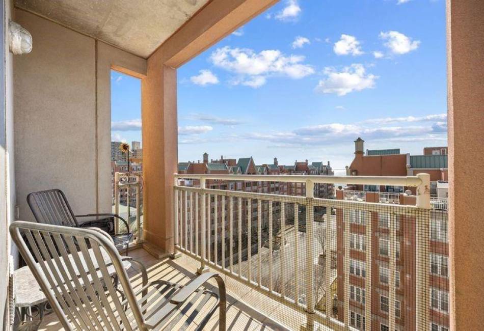 60 Oceana Drive, Brooklyn, New York 11235, 2 Bedrooms Bedrooms, ,2 BathroomsBathrooms,Residential,For Sale,Oceana,489708