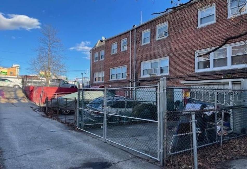 2195 Linden Boulevard, Brooklyn, New York 11207, 3 Bedrooms Bedrooms, ,3 BathroomsBathrooms,Residential,For Sale,Linden,489711