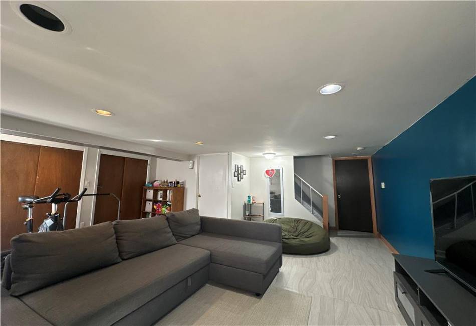 68-10 60th Drive, Queens, New York 11378, 3 Bedrooms Bedrooms, ,1.75 BathroomsBathrooms,Residential,For Sale,60th,489725