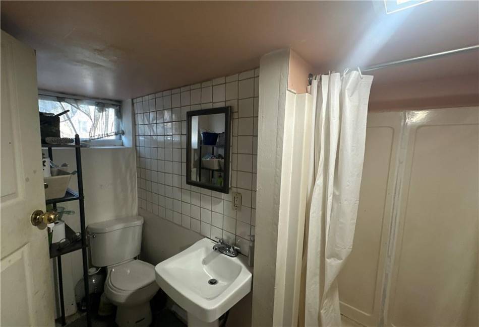 68-10 60th Drive, Queens, New York 11378, 3 Bedrooms Bedrooms, ,1.75 BathroomsBathrooms,Residential,For Sale,60th,489725