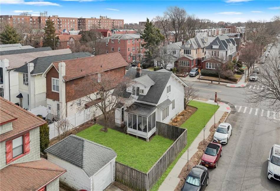 2703 Avenue S, Brooklyn, New York 11229, 2 Bedrooms Bedrooms, ,2.5 BathroomsBathrooms,Residential,For Sale,Avenue S,489679