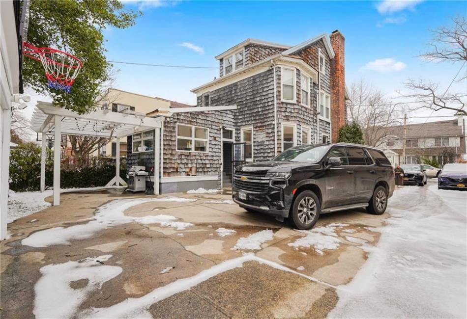 1756 23rd Street, Brooklyn, New York 11229, 5 Bedrooms Bedrooms, ,3 BathroomsBathrooms,Residential,For Sale,23rd,489554