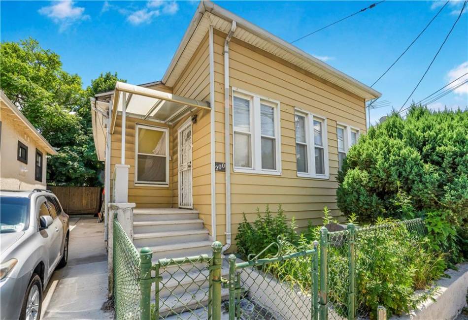200 Brighton 10th Street, Brooklyn, New York 11235, 4 Bedrooms Bedrooms, ,3 BathroomsBathrooms,Residential,For Sale,Brighton 10th,489797