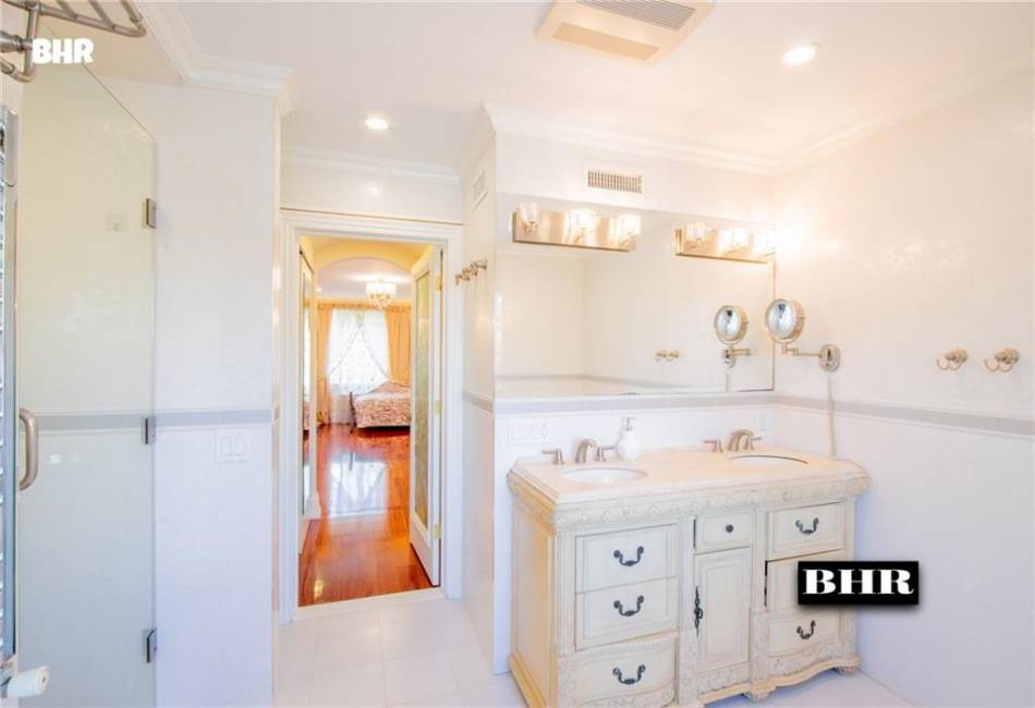 4094 Ocean Avenue, Brooklyn, New York 11235, 5 Bedrooms Bedrooms, ,5 BathroomsBathrooms,Residential,For Sale,Ocean,489724