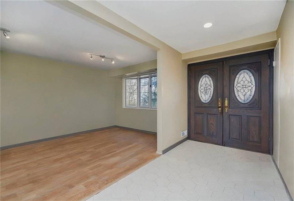 333 Mayfair Drive N, Brooklyn, New York 11234, 3 Bedrooms Bedrooms, ,2.5 BathroomsBathrooms,Residential,For Sale,Mayfair Drive N,489861
