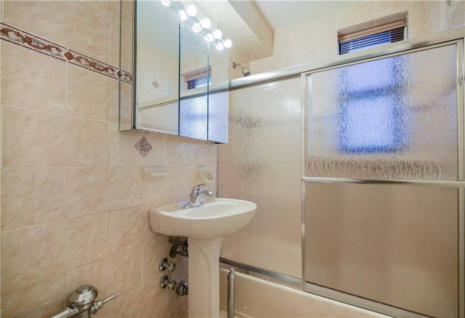 2271 Knapp Street, Brooklyn, New York 11229, 2 Bedrooms Bedrooms, ,1 BathroomBathrooms,Residential,For Sale,Knapp,487759