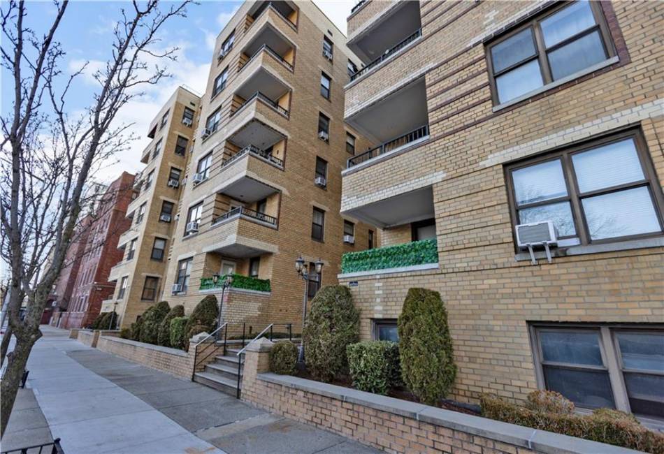 150 End Avenue, Brooklyn, New York 11235, 1 Bedroom Bedrooms, ,1 BathroomBathrooms,Residential,For Sale,End,490028