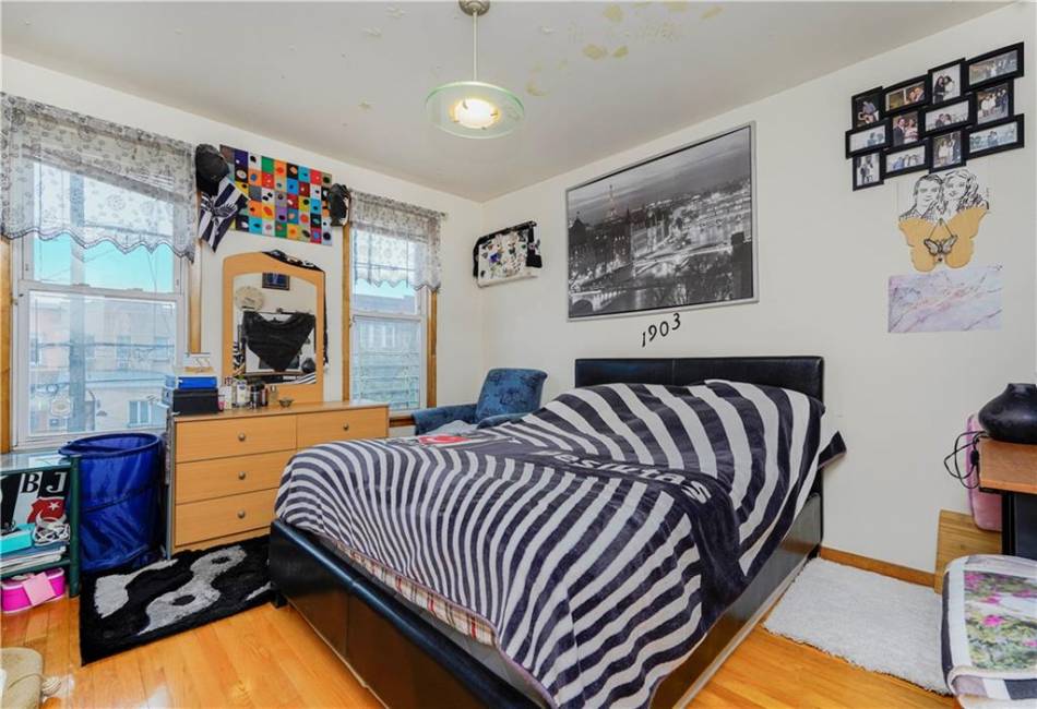 112 Bay 10th Street, Brooklyn, New York 11228, 6 Bedrooms Bedrooms, ,3 BathroomsBathrooms,Residential,For Sale,Bay 10th,490056