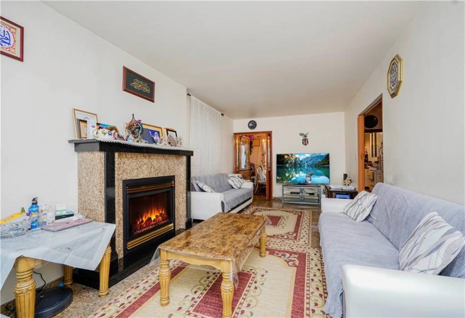 112 Bay 10th Street, Brooklyn, New York 11228, 6 Bedrooms Bedrooms, ,3 BathroomsBathrooms,Residential,For Sale,Bay 10th,490056