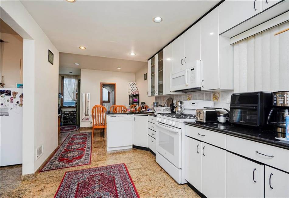112 Bay 10th Street, Brooklyn, New York 11228, 6 Bedrooms Bedrooms, ,3 BathroomsBathrooms,Residential,For Sale,Bay 10th,490056