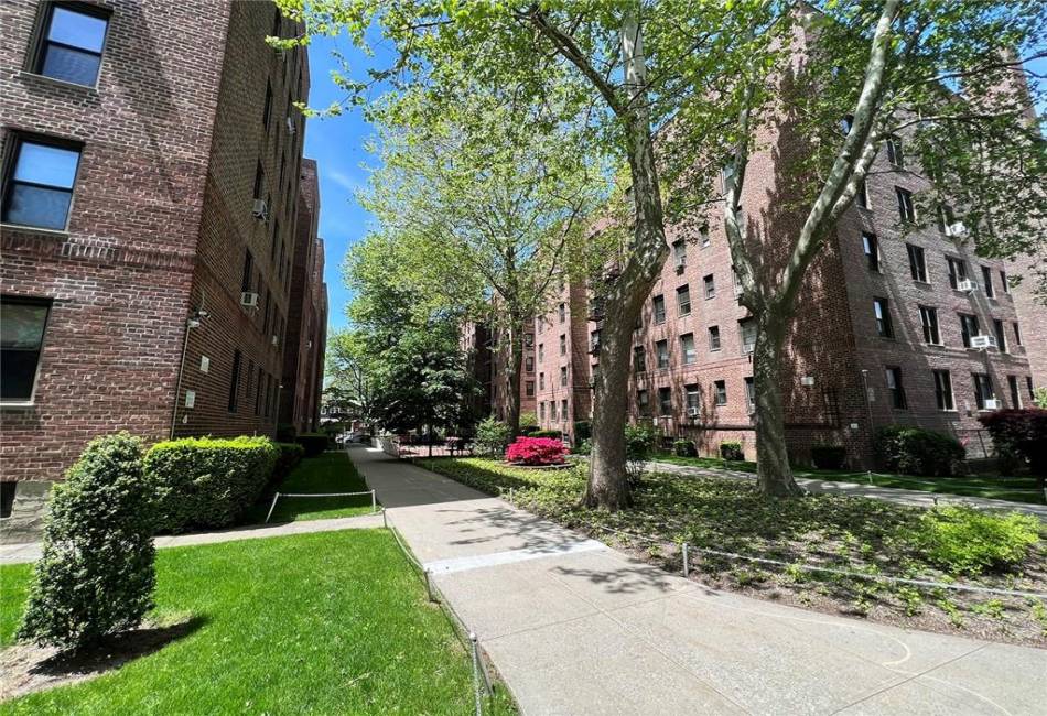 3655 Shore Parkway, Brooklyn, New York 11235, 3 Bedrooms Bedrooms, ,1 BathroomBathrooms,Residential,For Sale,Shore,490069