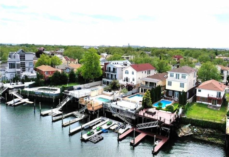 161 Whitman Drive, Brooklyn, New York 11234, 5 Bedrooms Bedrooms, ,4 BathroomsBathrooms,Residential,For Sale,Whitman,490092