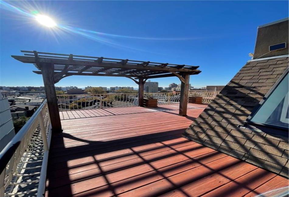 63 Brighton 2nd Place, Brooklyn, New York 11235, 3 Bedrooms Bedrooms, ,3 BathroomsBathrooms,Residential,For Sale,Brighton 2nd,490133