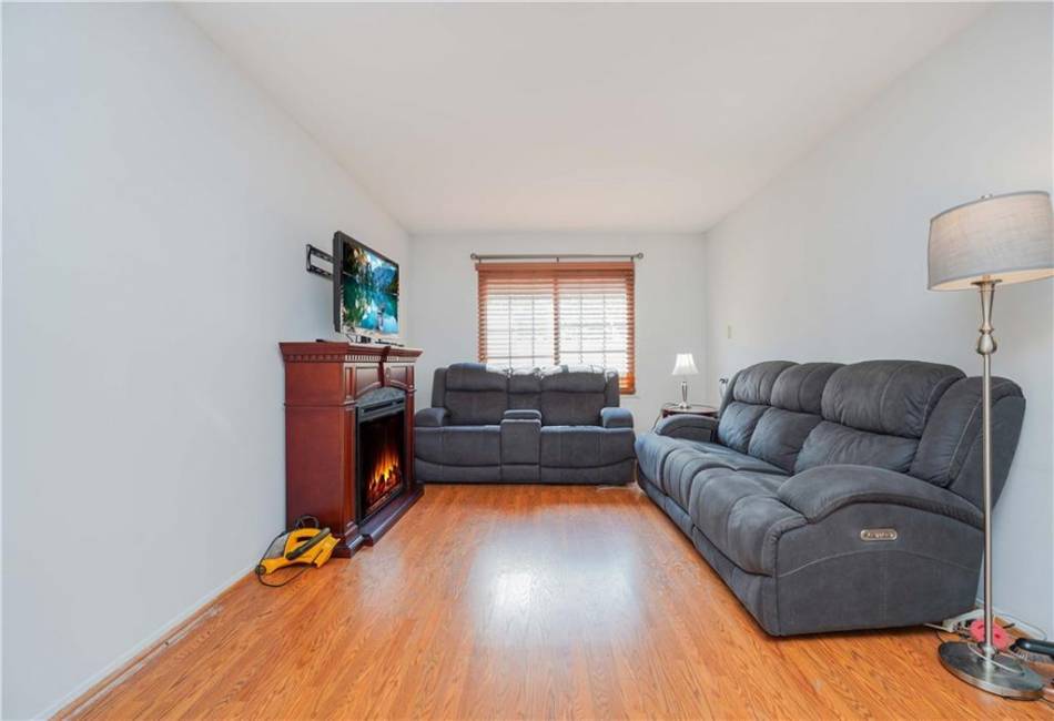 78 McDivitt Avenue, New York, New York 10314, 2 Bedrooms Bedrooms, ,2 BathroomsBathrooms,Residential,For Sale,McDivitt,485788