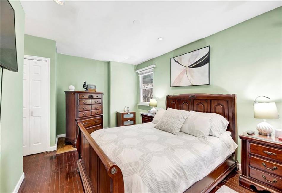 4231 Monticello Avenue, Bronx, New York 10466, 3 Bedrooms Bedrooms, ,2 BathroomsBathrooms,Residential,For Sale,Monticello,489969