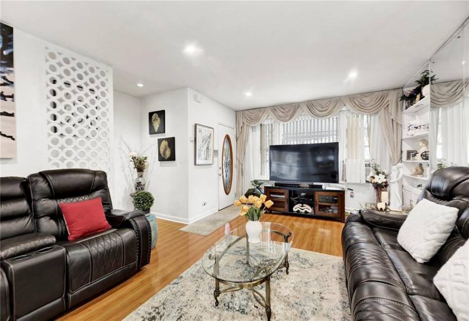 4231 Monticello Avenue, Bronx, New York 10466, 3 Bedrooms Bedrooms, ,2 BathroomsBathrooms,Residential,For Sale,Monticello,489969