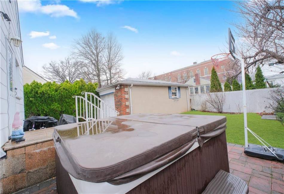 297 Burbank Avenue, Staten Island, New York 10306, 2 Bedrooms Bedrooms, ,2 BathroomsBathrooms,Residential,For Sale,Burbank,490210