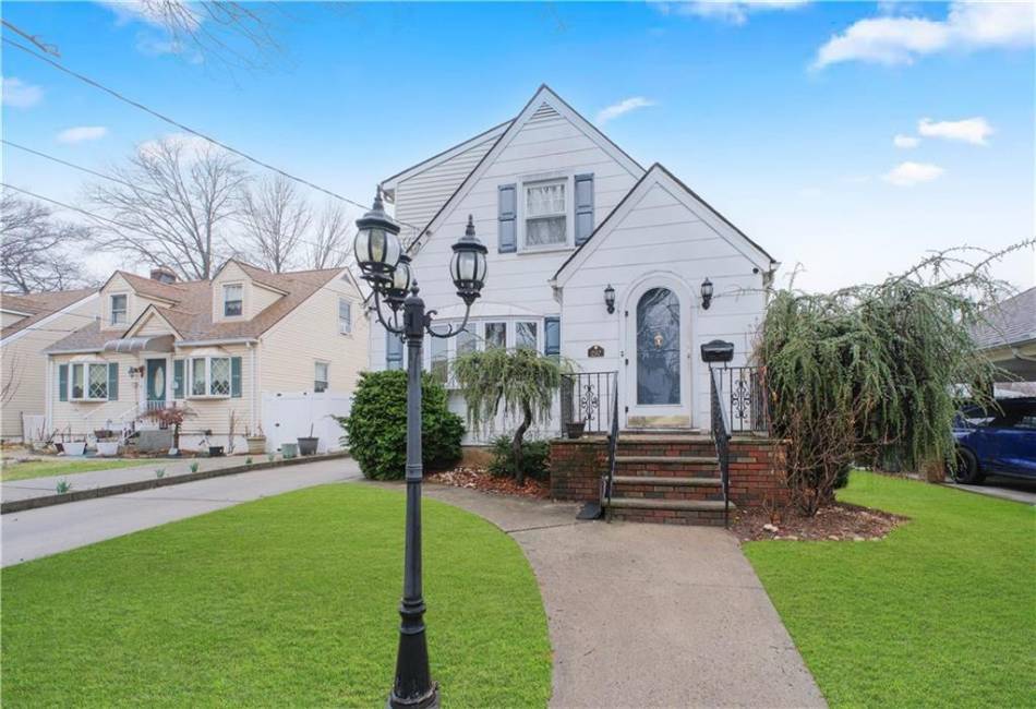 297 Burbank Avenue, Staten Island, New York 10306, 2 Bedrooms Bedrooms, ,2 BathroomsBathrooms,Residential,For Sale,Burbank,490210