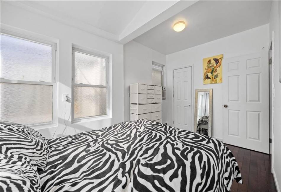 29 Bogardus Street, Brooklyn, New York 11235, 2 Bedrooms Bedrooms, ,1 BathroomBathrooms,Residential,For Sale,Bogardus,490204