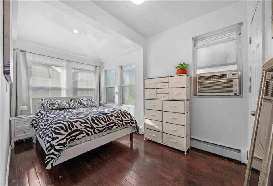 29 Bogardus Street, Brooklyn, New York 11235, 2 Bedrooms Bedrooms, ,1 BathroomBathrooms,Residential,For Sale,Bogardus,490204
