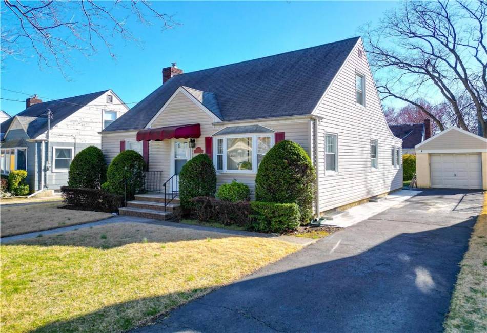 100 Sterling Avenue, Staten Island, New York 10306, 4 Bedrooms Bedrooms, ,2 BathroomsBathrooms,Residential,For Sale,Sterling,490260