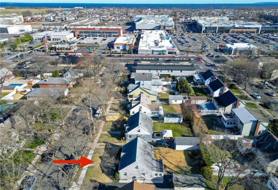100 Sterling Avenue, Staten Island, New York 10306, 4 Bedrooms Bedrooms, ,2 BathroomsBathrooms,Residential,For Sale,Sterling,490260