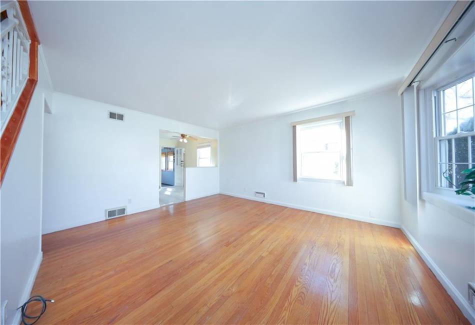 100 Sterling Avenue, Staten Island, New York 10306, 4 Bedrooms Bedrooms, ,2 BathroomsBathrooms,Residential,For Sale,Sterling,490260