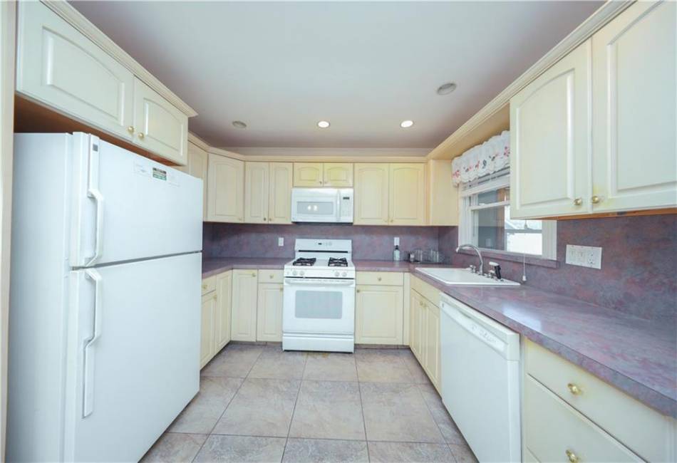 100 Sterling Avenue, Staten Island, New York 10306, 4 Bedrooms Bedrooms, ,2 BathroomsBathrooms,Residential,For Sale,Sterling,490260