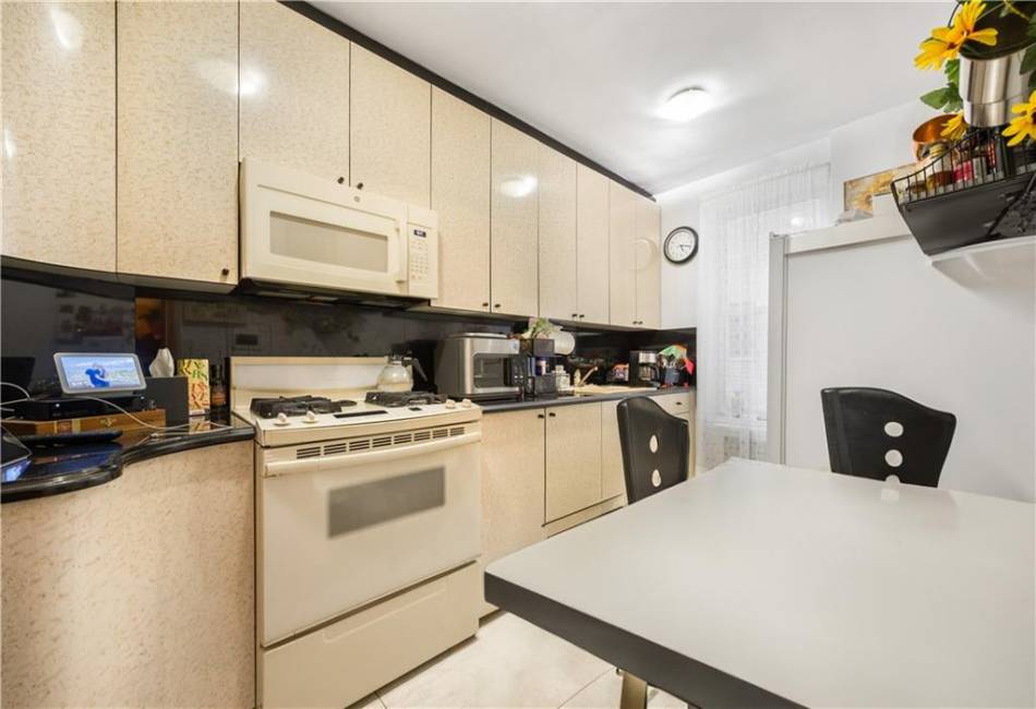 9040 Fort Hamilton Parkway, Brooklyn, New York 11209, 2 Bedrooms Bedrooms, ,1 BathroomBathrooms,Residential,For Sale,Fort Hamilton,490264