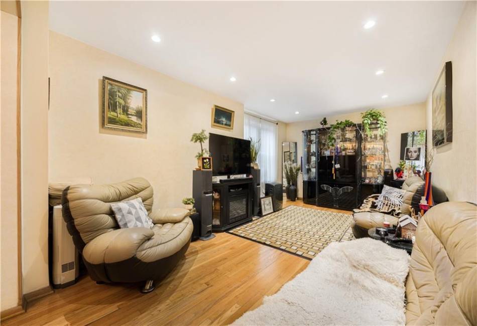 9040 Fort Hamilton Parkway, Brooklyn, New York 11209, 2 Bedrooms Bedrooms, ,1 BathroomBathrooms,Residential,For Sale,Fort Hamilton,490264