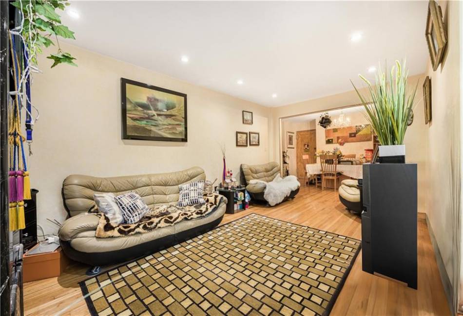9040 Fort Hamilton Parkway, Brooklyn, New York 11209, 2 Bedrooms Bedrooms, ,1 BathroomBathrooms,Residential,For Sale,Fort Hamilton,490264