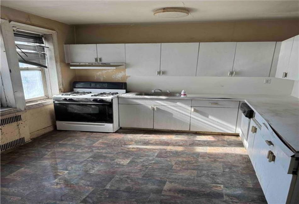 40 Tehama Street, Brooklyn, New York 11218, 2 Bedrooms Bedrooms, ,1 BathroomBathrooms,Residential,For Sale,Tehama,490309
