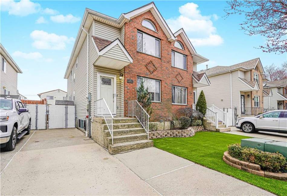 276 Lander Avenue, Staten Island, New York 10314, 3 Bedrooms Bedrooms, ,3 BathroomsBathrooms,Residential,For Sale,Lander,490328