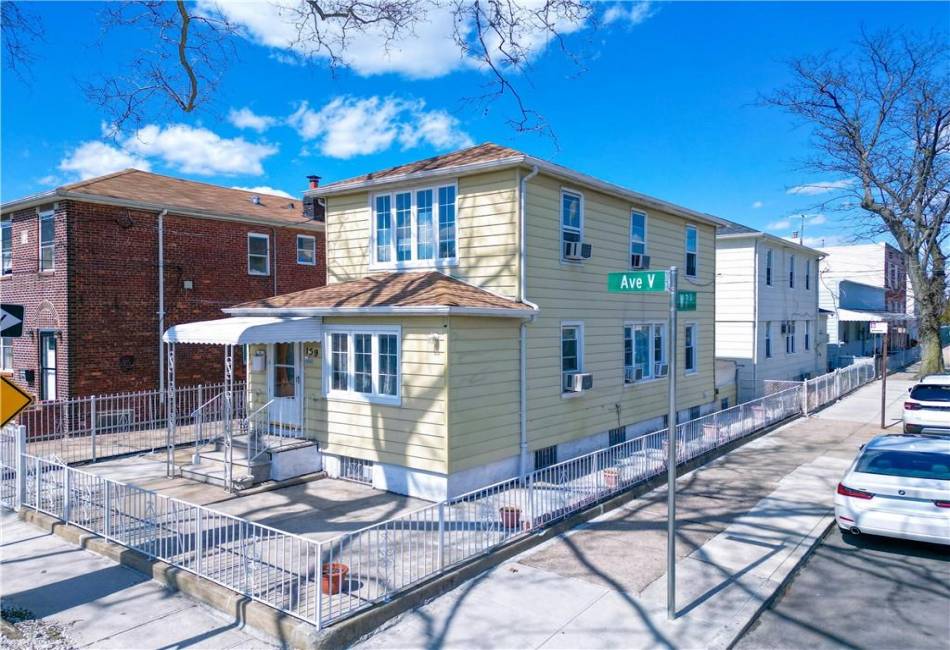 159 Avenue V, Brooklyn, New York 11223, 4 Bedrooms Bedrooms, ,3 BathroomsBathrooms,Residential,For Sale,Avenue V,490398