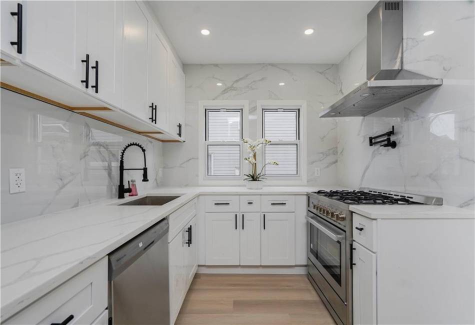 23 Bancroft Avenue, Staten Island, New York 10306, 7 Bedrooms Bedrooms, ,5 BathroomsBathrooms,Residential,For Sale,Bancroft,490421