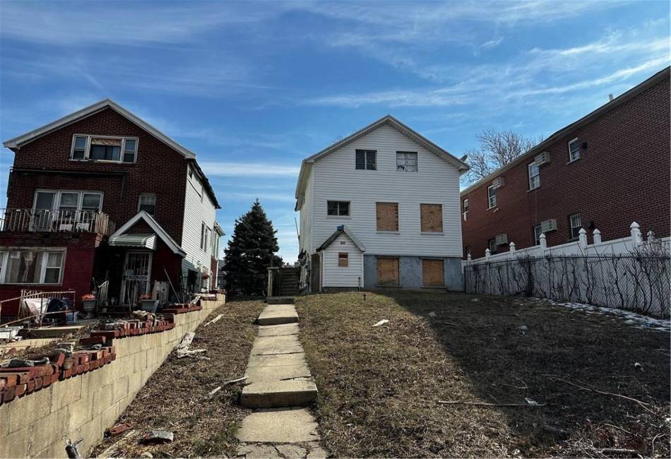 90 Jackie Robinson Parkway, Brooklyn, New York 11208, 3 Bedrooms Bedrooms, ,3 BathroomsBathrooms,Residential,For Sale,Jackie Robinson,489975
