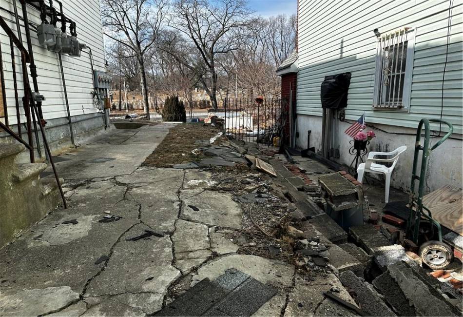 90 Jackie Robinson Parkway, Brooklyn, New York 11208, 3 Bedrooms Bedrooms, ,3 BathroomsBathrooms,Residential,For Sale,Jackie Robinson,489975