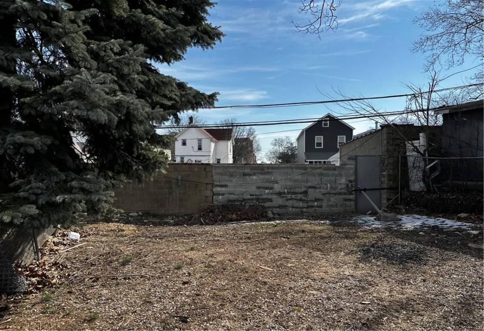 90 Jackie Robinson Parkway, Brooklyn, New York 11208, 3 Bedrooms Bedrooms, ,3 BathroomsBathrooms,Residential,For Sale,Jackie Robinson,489975