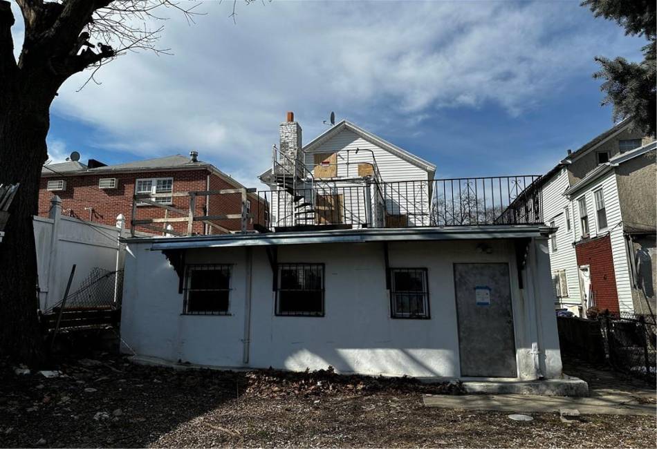 90 Jackie Robinson Parkway, Brooklyn, New York 11208, 3 Bedrooms Bedrooms, ,3 BathroomsBathrooms,Residential,For Sale,Jackie Robinson,489975