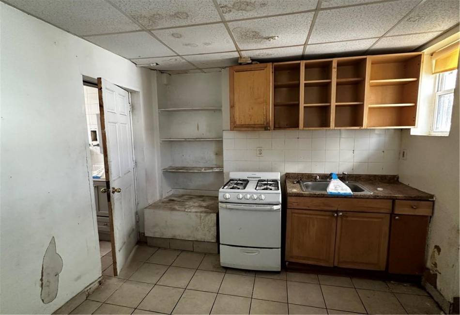 90 Jackie Robinson Parkway, Brooklyn, New York 11208, 3 Bedrooms Bedrooms, ,3 BathroomsBathrooms,Residential,For Sale,Jackie Robinson,489975