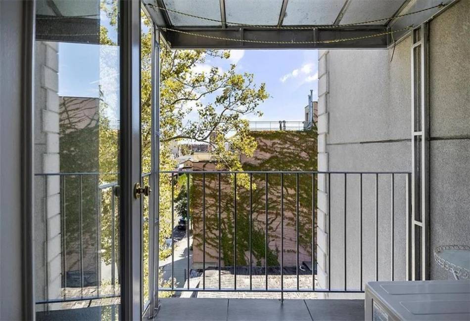 2934 Brighton 4th Street, Brooklyn, New York 11235, 2 Bedrooms Bedrooms, ,2 BathroomsBathrooms,Residential,For Sale,Brighton 4th,490437