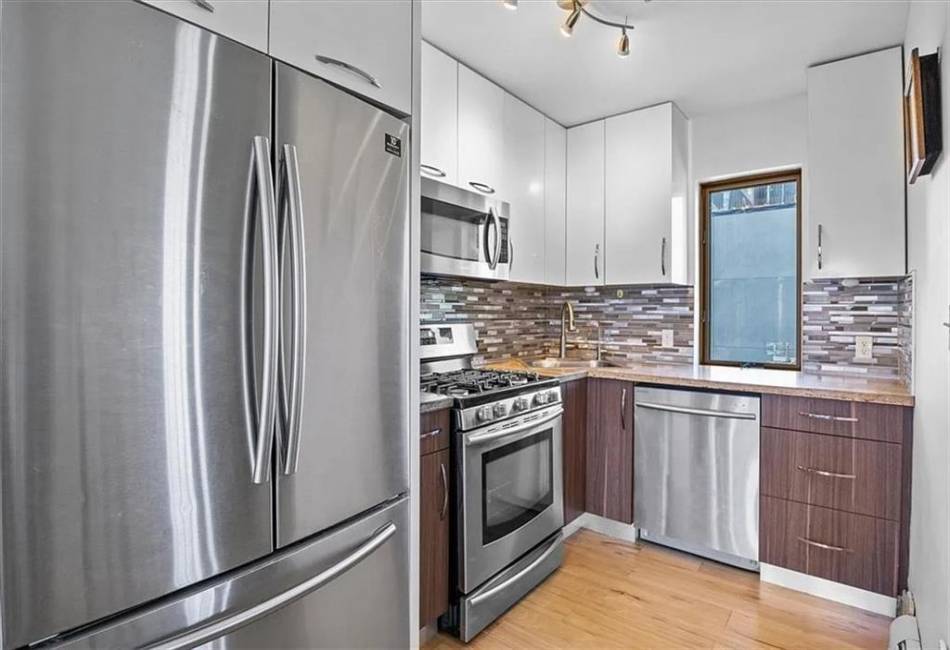 2934 Brighton 4th Street, Brooklyn, New York 11235, 2 Bedrooms Bedrooms, ,2 BathroomsBathrooms,Residential,For Sale,Brighton 4th,490437