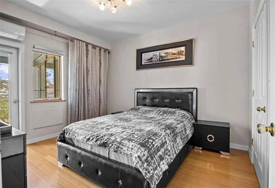 2934 Brighton 4th Street, Brooklyn, New York 11235, 2 Bedrooms Bedrooms, ,2 BathroomsBathrooms,Residential,For Sale,Brighton 4th,490437