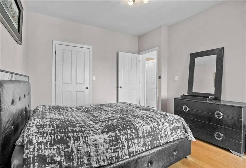 2934 Brighton 4th Street, Brooklyn, New York 11235, 2 Bedrooms Bedrooms, ,2 BathroomsBathrooms,Residential,For Sale,Brighton 4th,490437