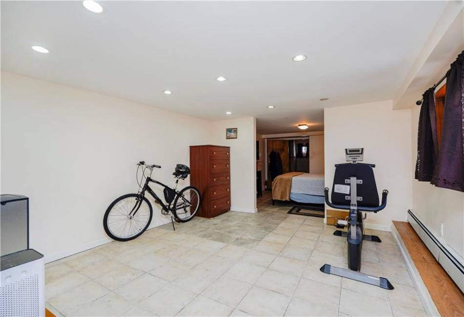 124 Hett Street, Staten Island, New York 10306, 1 Bedroom Bedrooms, ,2 BathroomsBathrooms,Residential,For Sale,Hett,490481