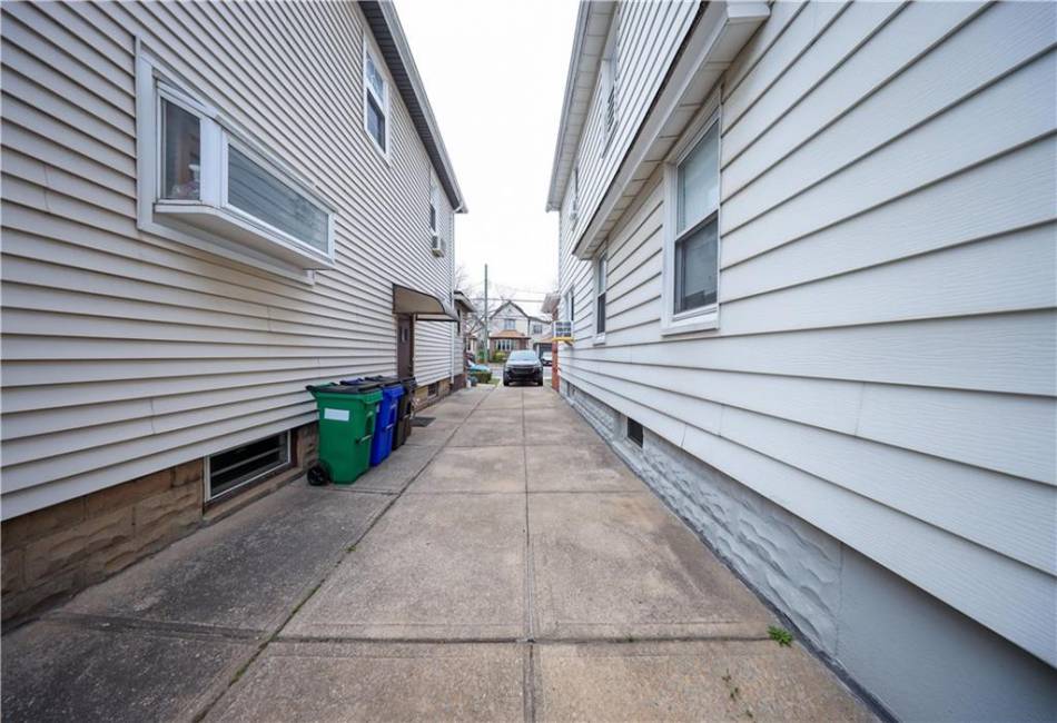 2810 Avenue R, Brooklyn, New York 11229, 5 Bedrooms Bedrooms, ,Residential,For Sale,Avenue R,490383