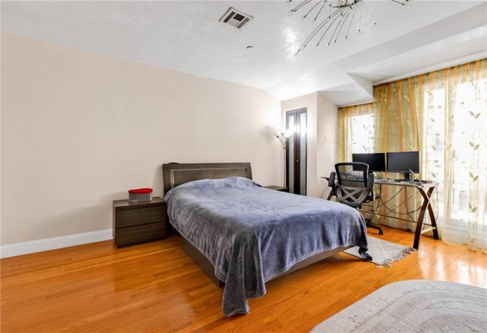 2750 28th Street, Brooklyn, New York 11235, 3 Bedrooms Bedrooms, ,3 BathroomsBathrooms,Residential,For Sale,28th,490492