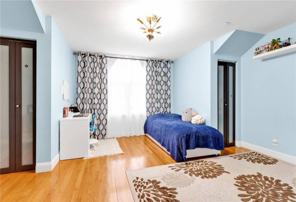 2750 28th Street, Brooklyn, New York 11235, 3 Bedrooms Bedrooms, ,3 BathroomsBathrooms,Residential,For Sale,28th,490492