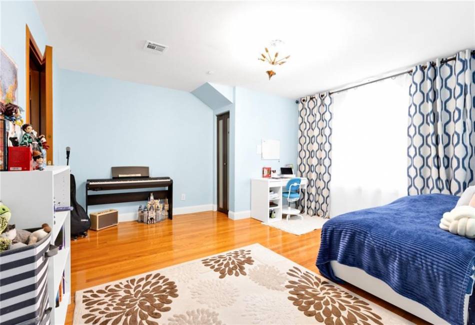 2750 28th Street, Brooklyn, New York 11235, 3 Bedrooms Bedrooms, ,3 BathroomsBathrooms,Residential,For Sale,28th,490492