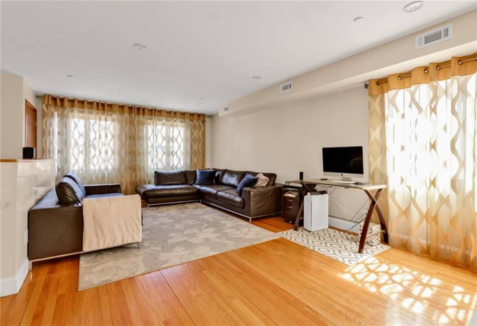 2750 28th Street, Brooklyn, New York 11235, 3 Bedrooms Bedrooms, ,3 BathroomsBathrooms,Residential,For Sale,28th,490492